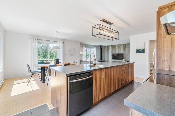 Fridge, microwave, oven, stovetop - Initial| Koala | Condo Mont-Sainte-Anne (Beaupré)