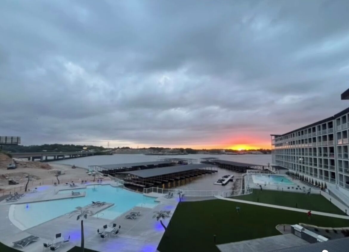 Utendørsbasseng og et oppvarmet basseng