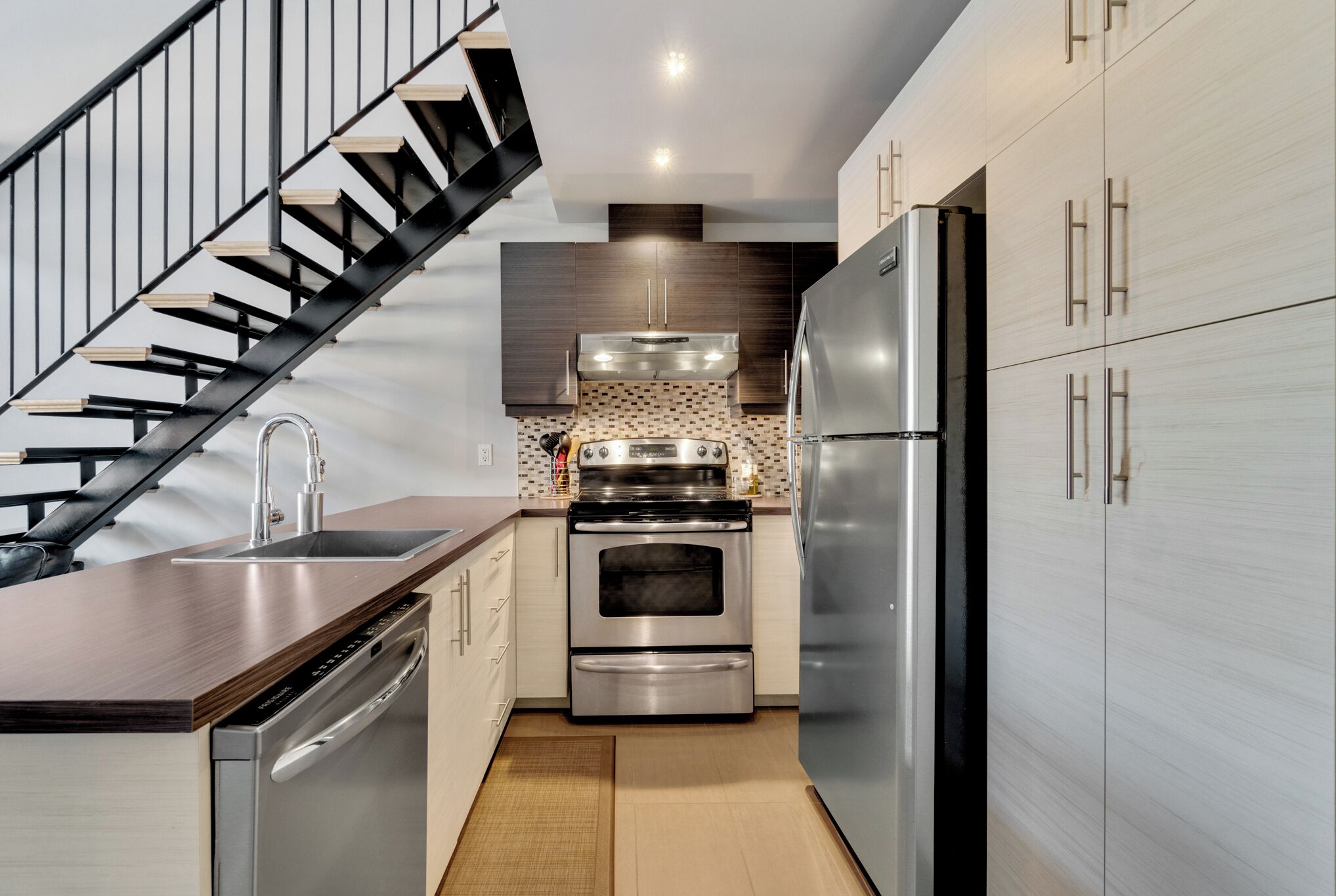 Jääkaappi, mikroaaltouuni, uuni, liesi