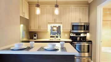 雪櫃、微波爐、焗爐、爐具