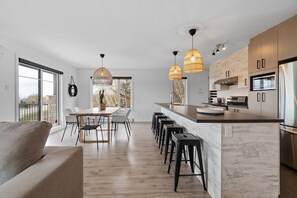 Stovetop, coffee/tea maker, high chair, cookware/dishes/utensils - INITIAL | BOHO | Mont-Sainte-Anne (Beaupré)