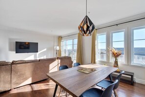 Dining - INITIAL | ESPACE SOLEIL | Chutes-Montmorency + Vue Fleuve (Boischatel)