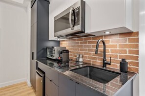 Kühlschrank, Mikrowelle, Wasserkocher mit Kaffee-/Teezubehör