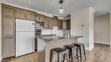 Jääkaappi, mikroaaltouuni, uuni, liesi