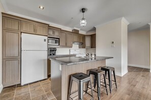 Jääkaappi, mikroaaltouuni, uuni, liesi