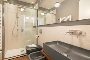 Dusche, Haartrockner, Bidet, Handtücher