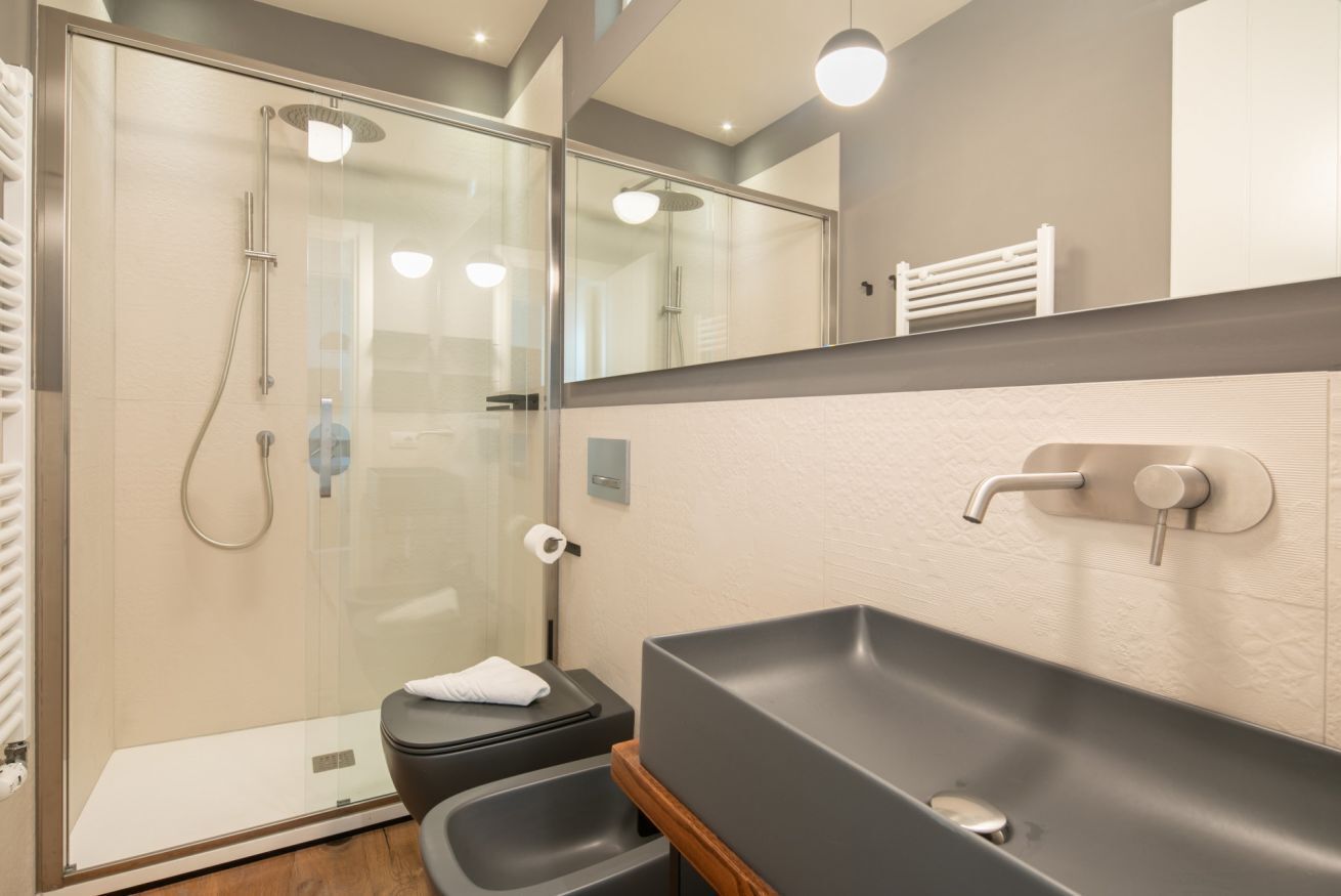 Bruser, hårtørrer, bidet, håndklæder