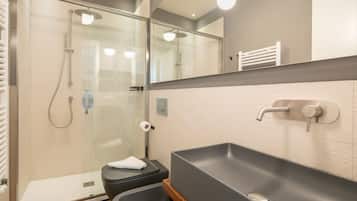 Bruser, hårtørrer, bidet, håndklæder