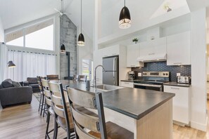 Fridge, microwave, oven, stovetop - Initial | Soeur No1 | MSA (Saint-Ferréol-les-Neiges)