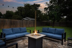 Terrace/patio - Olive Branch - Hot Tub, Fire Pit & Game Room (Fredericksburg)