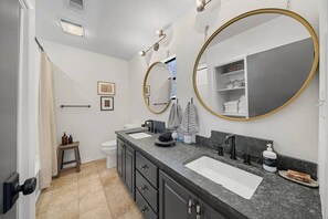 Bañera, secador de pelo, toallas y champú