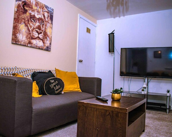 Apartment | Living area - Entire 1-bed Cozy Apartment in of Sheffield (Sheffield)