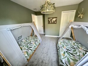 6 habitaciones, tabla de planchar con plancha, cuna de viaje y wifi 