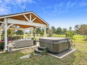 Outdoor dining - Minutes from Downtown St. Michaels | Pool | Hot Tub | Pickle Ball Court (Saint Michaels)