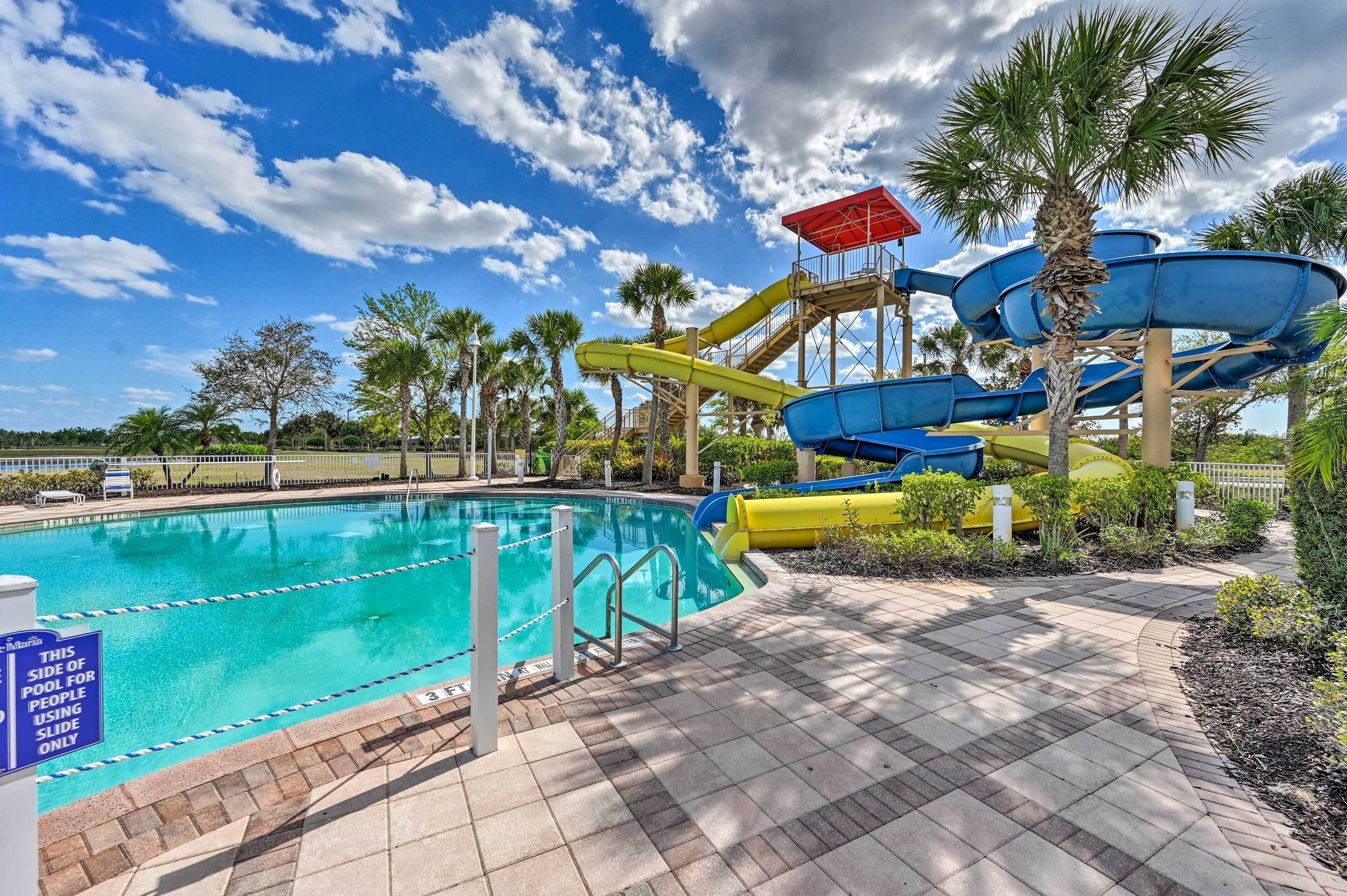 Un parc aquatique avec une piscine, des toboggans et des palmiers.