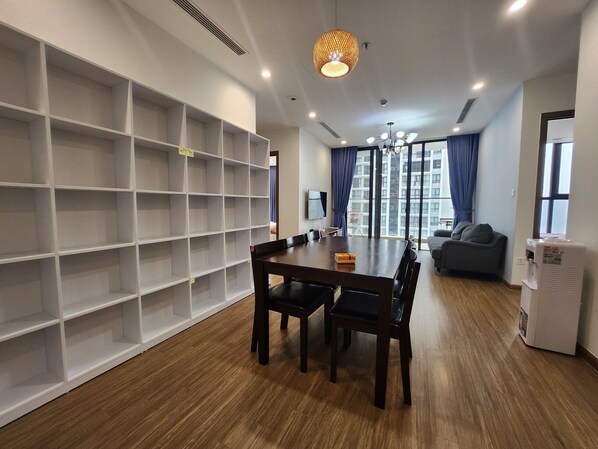 Departamento familiar | Escritorio, cortinas blackout y tabla de planchar con plancha 