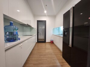 Refrigerador con congelador, microondas, parrilla de estufa y arrocera 