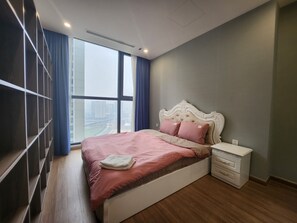 Escritorio, cortinas blackout y tabla de planchar con plancha 