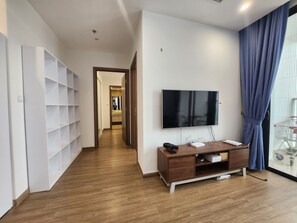 Departamento familiar | Escritorio, cortinas blackout y tabla de planchar con plancha 