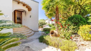 A white building with a stone staircase leading to an arched entrance. - VILLA FELIZ, beach, pool, wifi, a/a, 10 pax (Moravit)