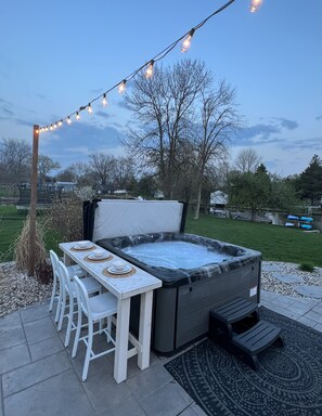 Outdoor dining - Beautiful Waterfront Retreat- Perfect for EAA AirVenture! (Oshkosh)