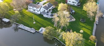 Beautiful Waterfront Retreat- Perfect for EAA AirVenture!