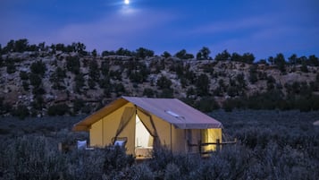 The Josey Wales Tent | Vista al desierto