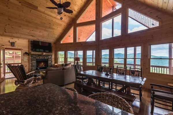 Smart-tv, eldstad och bordsfotboll