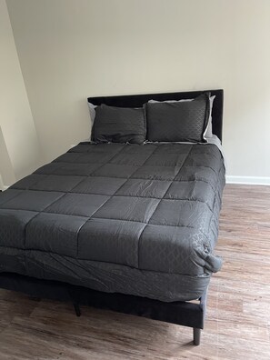 1 habitación, tabla de planchar con plancha y ropa de cama