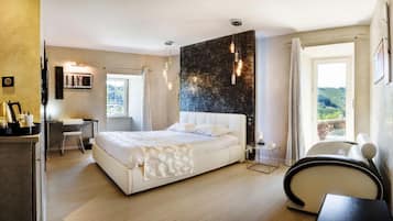 Un dormitorio moderno con una cama grande, un escritorio y vistas al exterior.