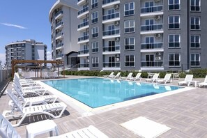 สระว่ายน้ำกลางแจ้ง