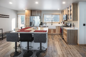 Fridge, microwave, oven, stovetop - 4-Bedroom Lakehouse minutes away from downtown Minocqua (Minocqua)