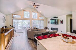 Smart TV, chimenea, futbolito y tenis de mesa 