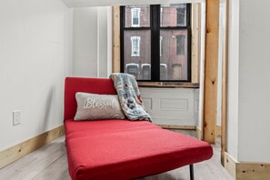 Mörkläggningsgardiner, ljudisolering och strykjärn/strykbräda