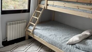 3 habitaciones, tabla de planchar con plancha y cuna de viaje