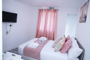 1 dormitorio, tabla de planchar con plancha, wifi y ropa de cama
