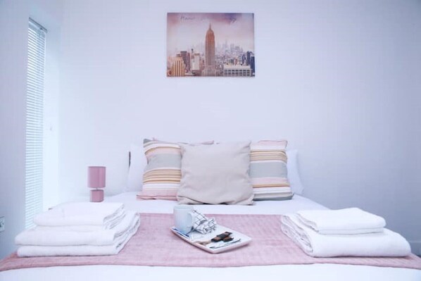 1 bedroom, iron/ironing board, WiFi, bed sheets - Harrow Luxury Apartment With Free parking. (South Harrow)