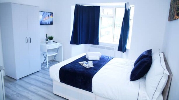 1 habitación, tabla de planchar con plancha, wifi y ropa de cama 