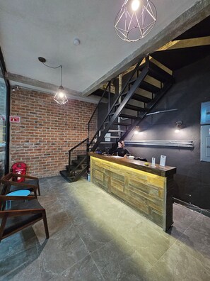 Reception - HOTEL THE ROOF (León)