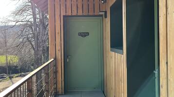 Un edificio de madera con una puerta verde que dice "Chene 6".