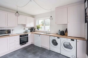 Coffee/tea maker, microwave, oven, dishwasher - Welcoming 4BD House with Garden in Dublin! (Dublin 6)