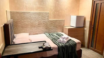 Economy Double Room | Laptop workspace, iron/ironing board, free WiFi