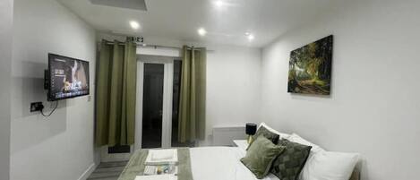 1 bedroom, desk, iron/ironing board, WiFi