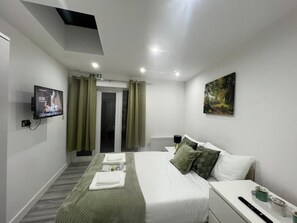 1 bedroom, desk, iron/ironing board, WiFi