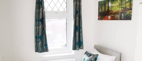 4 室のベッドルーム、WiFi、ベッドシーツ