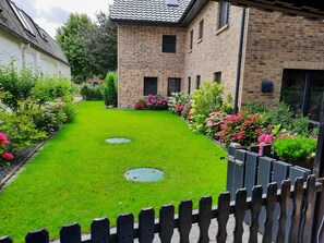 Property grounds - Chic vacation home, nestled in the beautiful Schleil landscape, equipped with: Baby crib, garden area with play facilities and covered barbecue and smoking area, fly screens and pleated blinds on all windows, flat screen TV, open plan kitchen with... (Taarstedt)