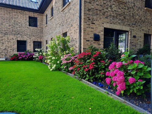 Schickes Ferienhaus, eingebettet in die schöne Schleilandschaft, 53 qm Wohnfläche, für bis zu 4 Personen plus Kleinkind. Ausstattung: Babybett, schöne Gartenanlage mit Spielmöglichkeiten und überdachter Grill- und Raucherecke, Fliegengitter ...