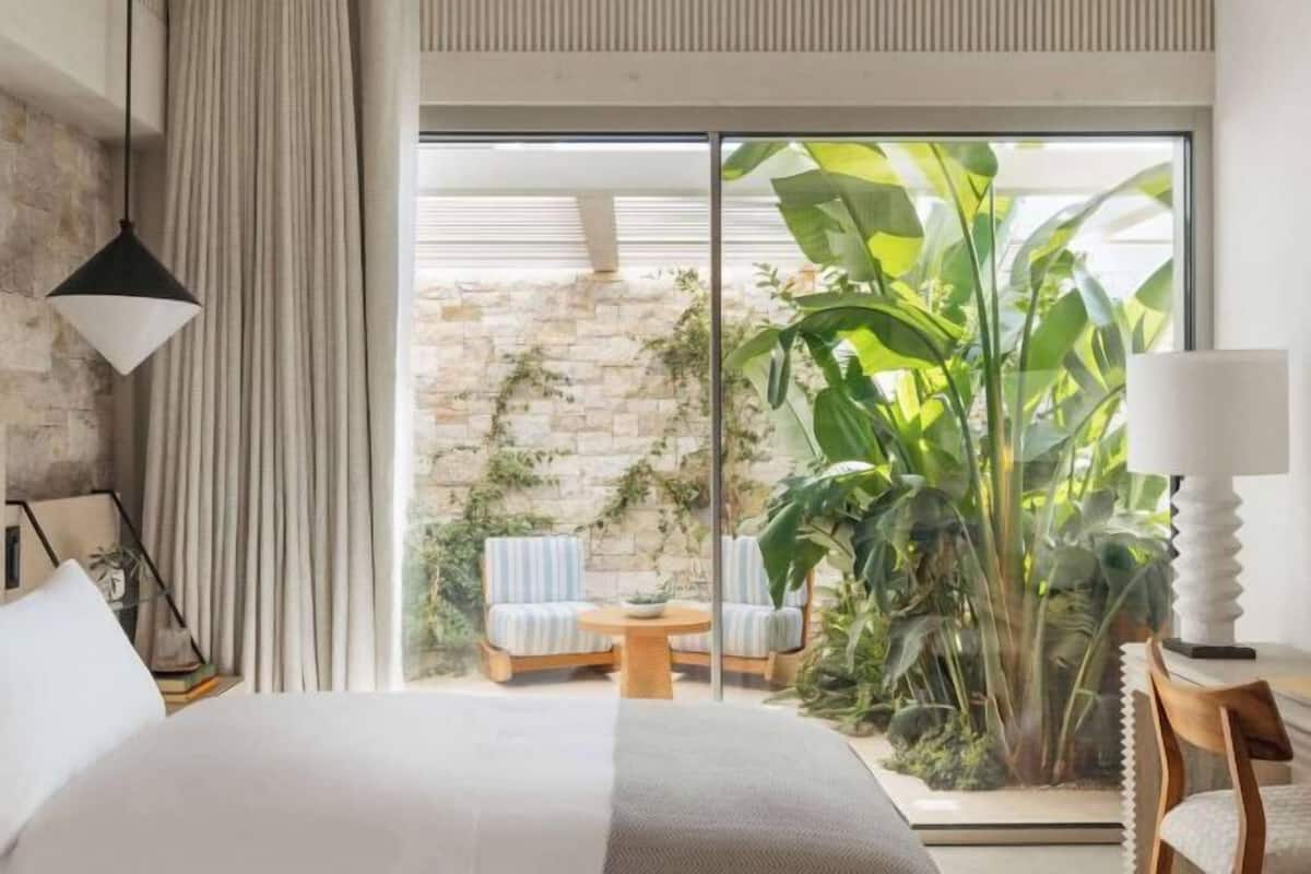 Minibar, caja de seguridad en la habitación y cortinas blackout