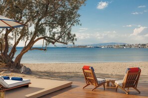 Playa privada, camas de playa, sillas reclinables de playa