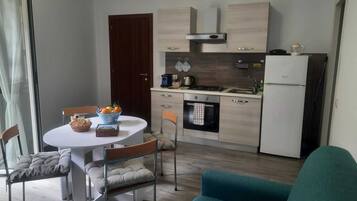 Kühlschrank, Ofen, Herdplatte, Wasserkocher mit Kaffee-/Teezubehör